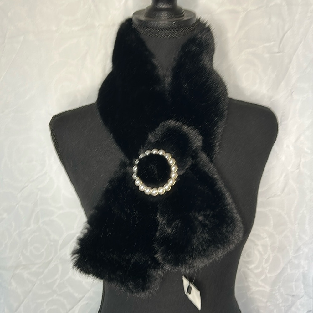 NWT MELANIE LYNE black faux fur pull through scarf. Pearl decor.
